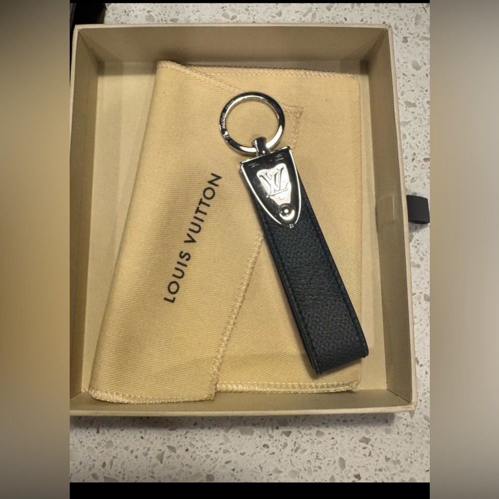 Louis Vuitton Damier Graphite Dragonne LV Key Holder NWB